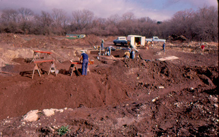 Workers at Olmos dig site