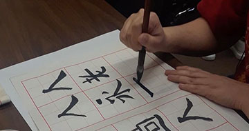 Student writing in Chinese 