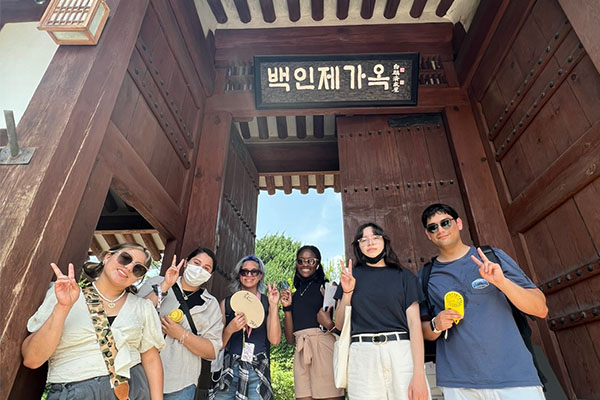 Group of students at Choi Sunu House in Korea