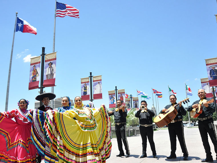 Mariachis and Folklorico dancers